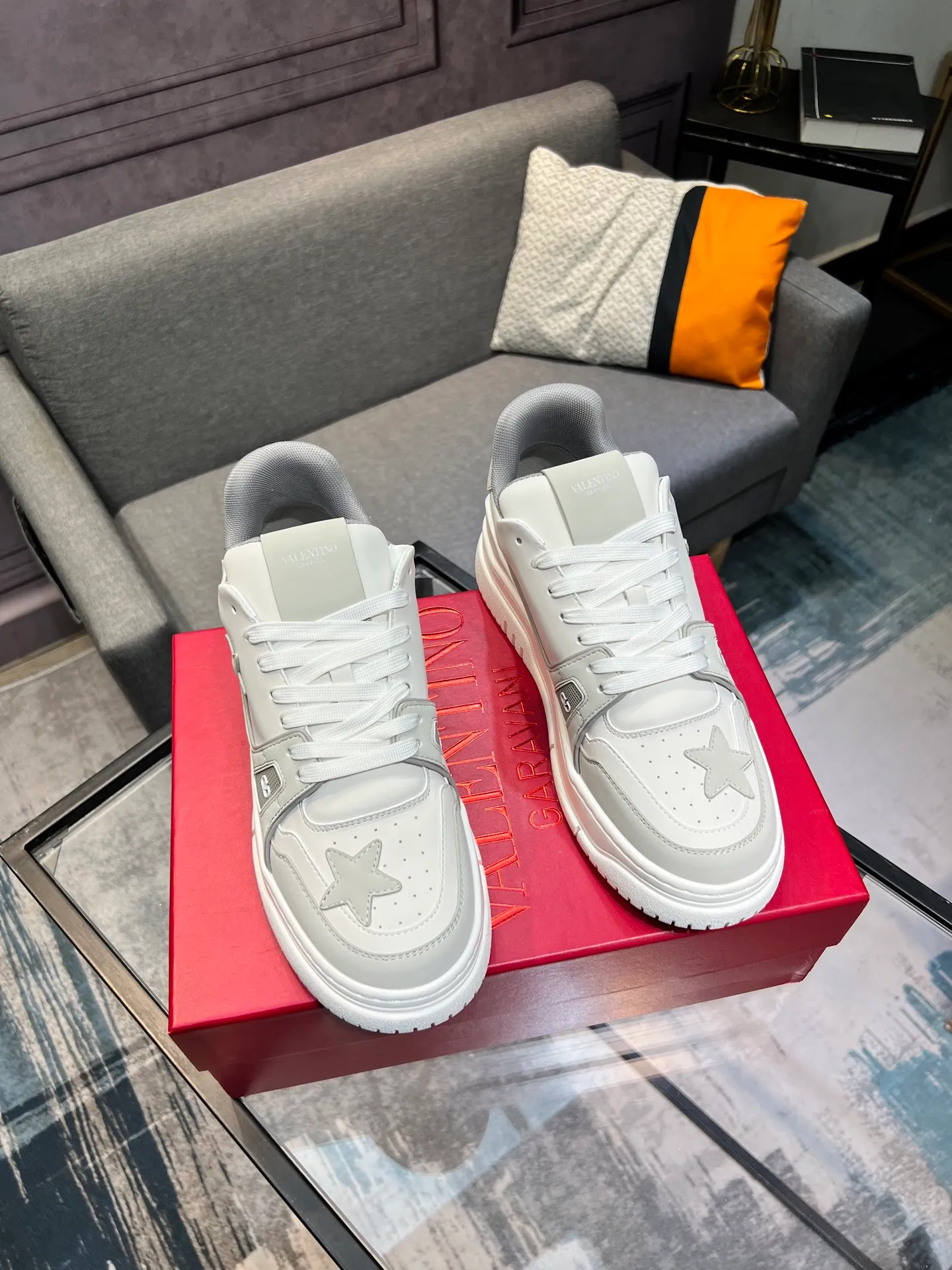Men's Men's Shoes 💰660 Valentino 2023 early autumn new star shoes are now online! Wang Hedi and Ren Jialun have been worn by many celebrities. Who can refuse the same couple shoes as Wang Hedi! The design of Stars Stab My Heart is cool and spicy. The material of the shoes is cowhide, and every color is beautiful! Size 35-40, men’s size 39-44 (women’s 41, men’s 38, 45🉑️customized)